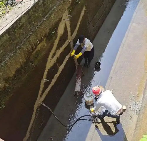 小板镇污水池堵漏